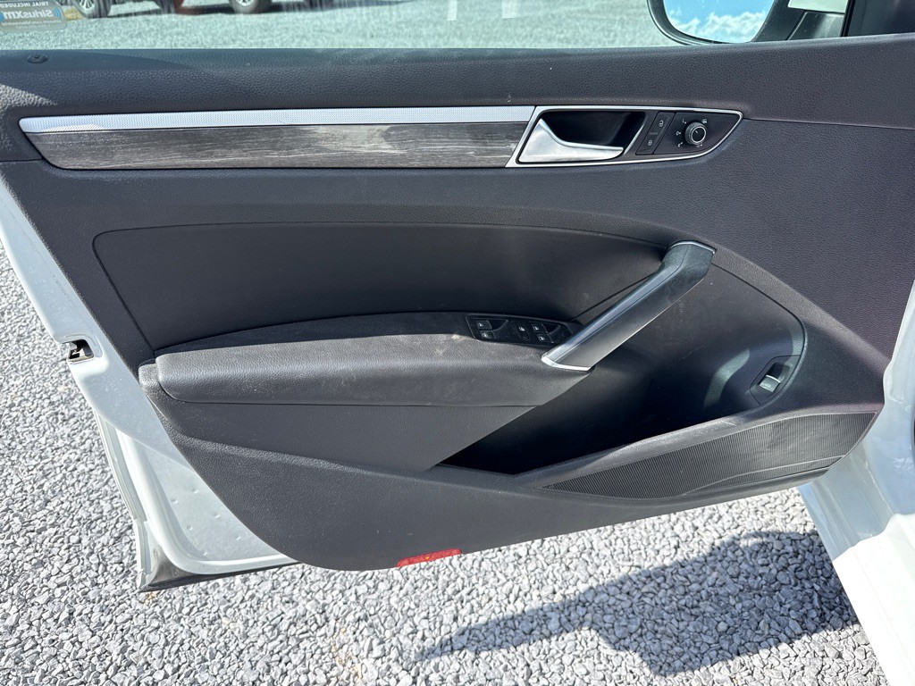 2017 Volkswagen Passat Image 2