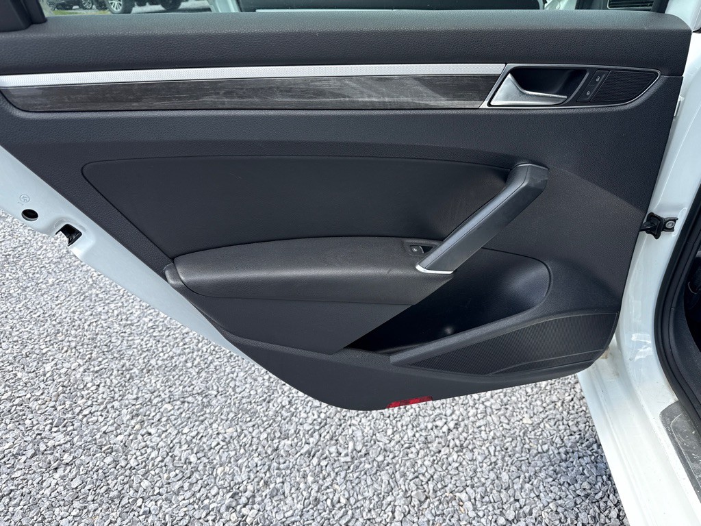 2017 Volkswagen Passat Image 9