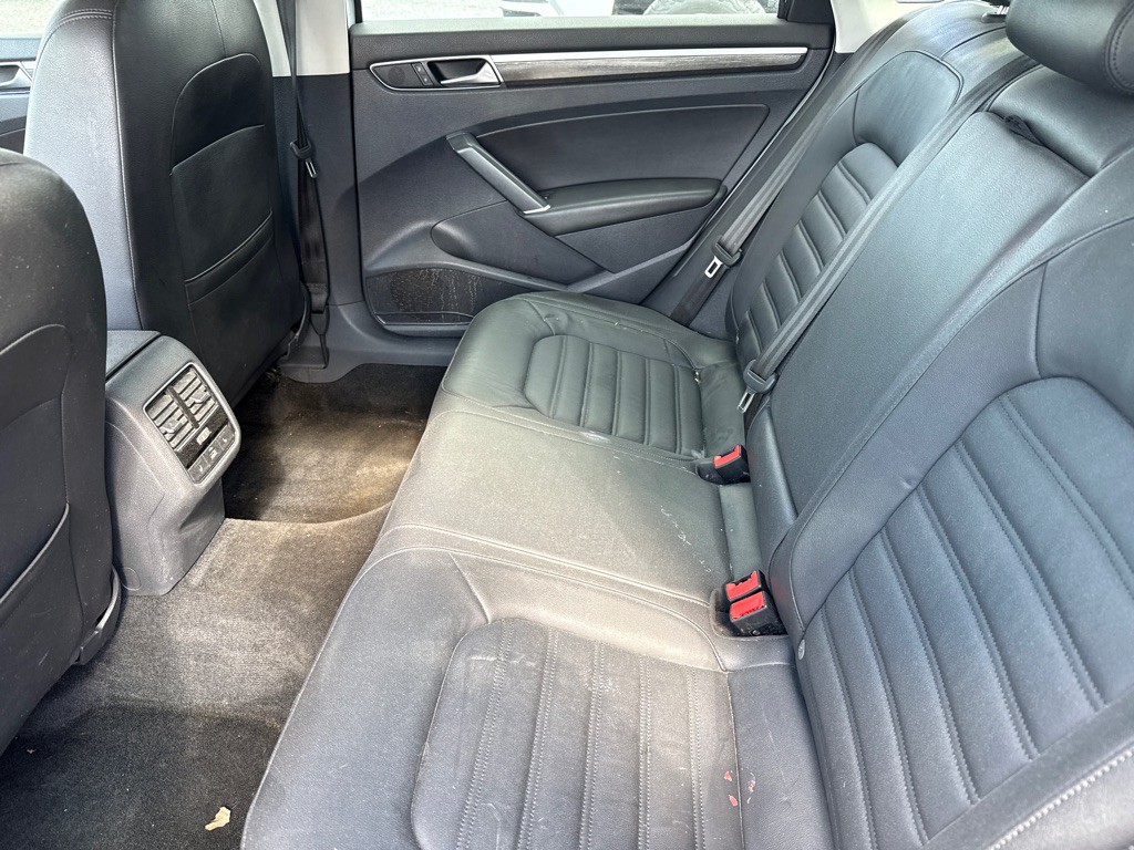 2017 Volkswagen Passat Image 10