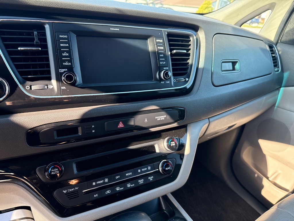 2017 Kia Sedona Image 6