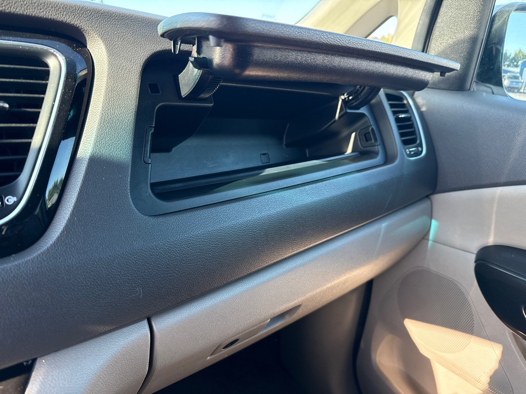 2017 Kia Sedona Image 8