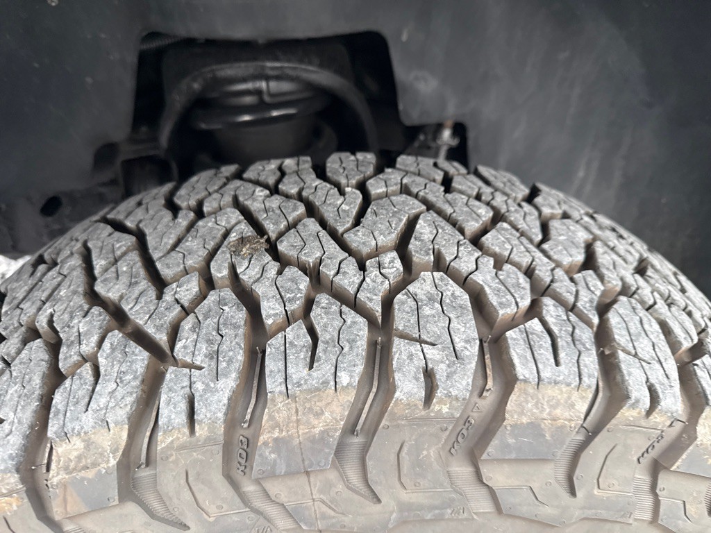 2011 GMC Sierra Image 2