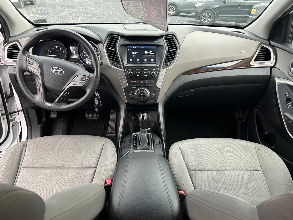 2017 Hyundai Santa Fe Image 10
