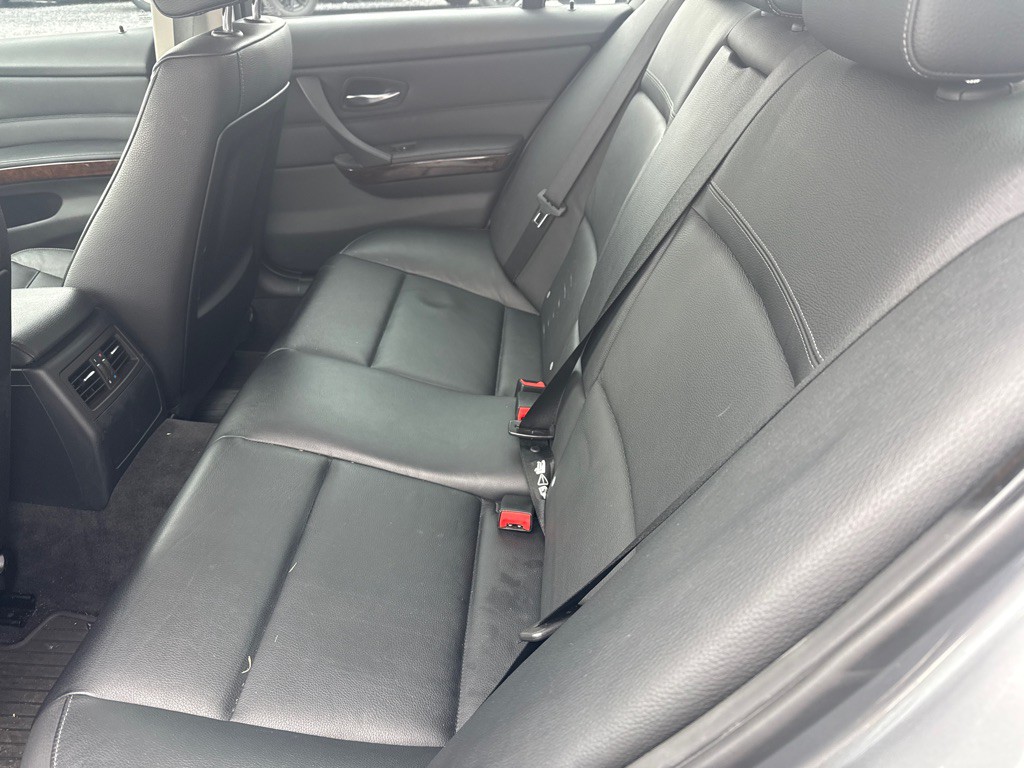 2011 BMW 3 Series Image 8