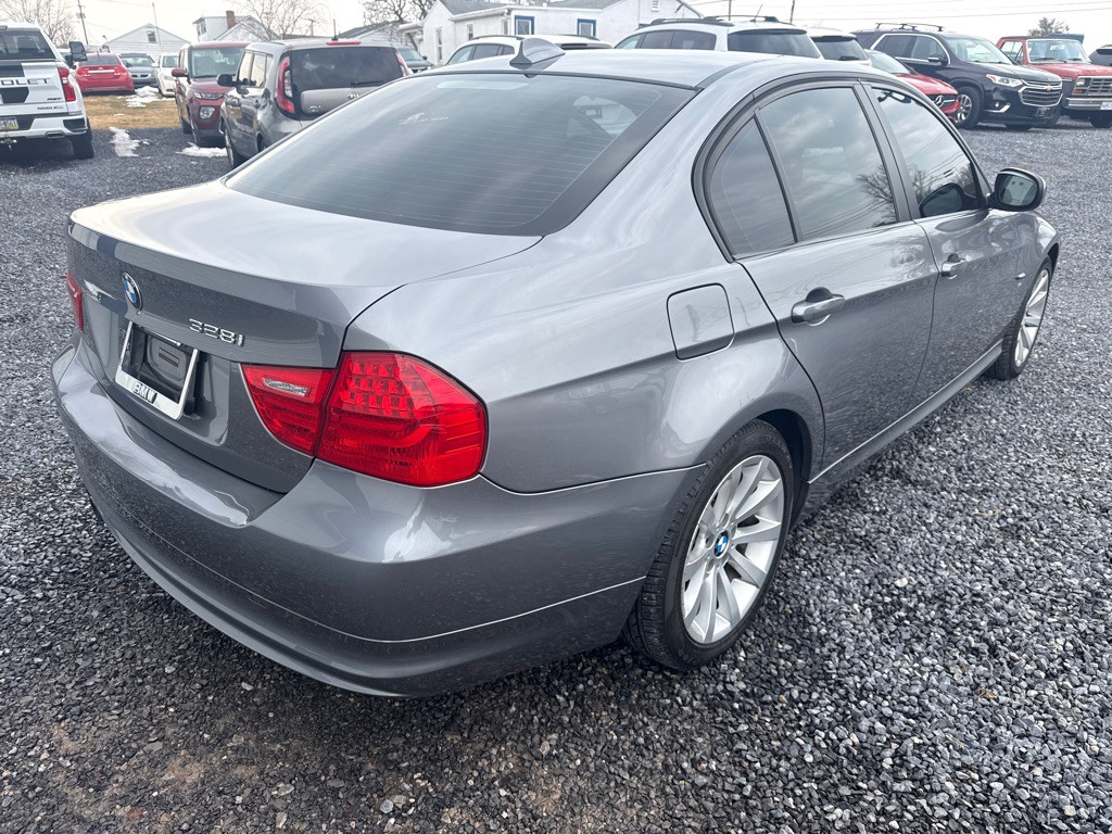 2011 BMW 3 Series Image 9