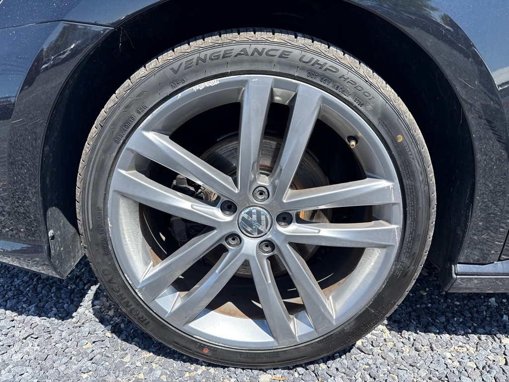 2017 Volkswagen Passat Image 2