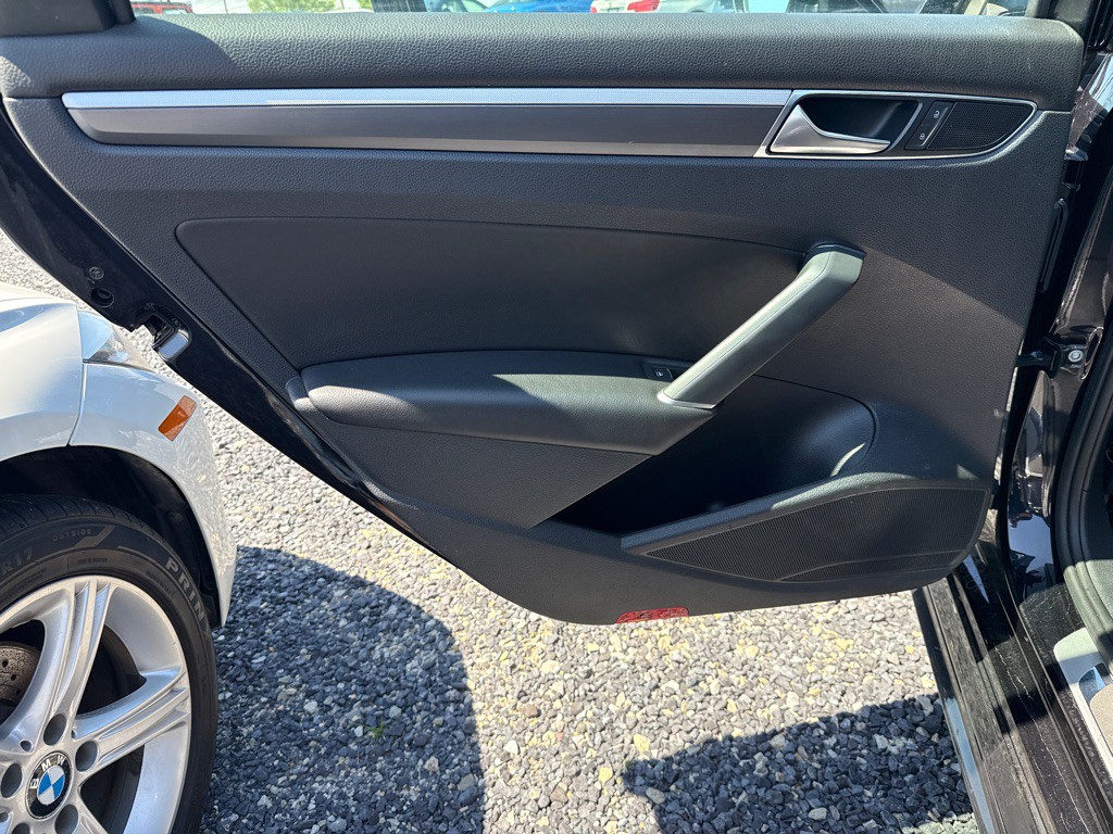 2017 Volkswagen Passat Image 10