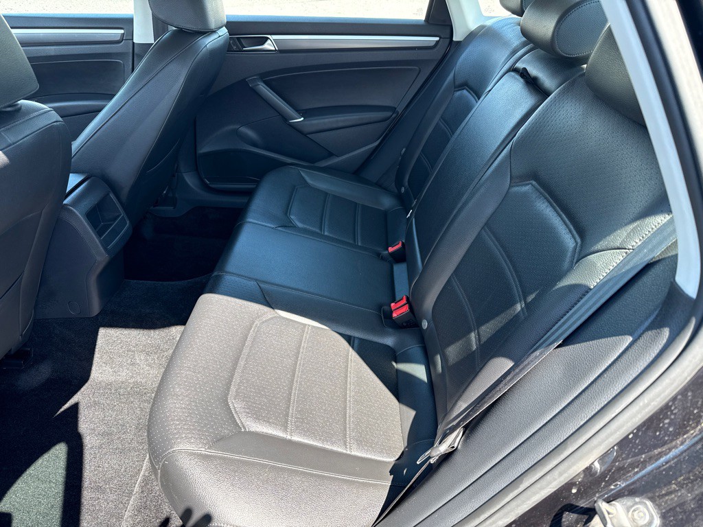 2017 Volkswagen Passat Image 11