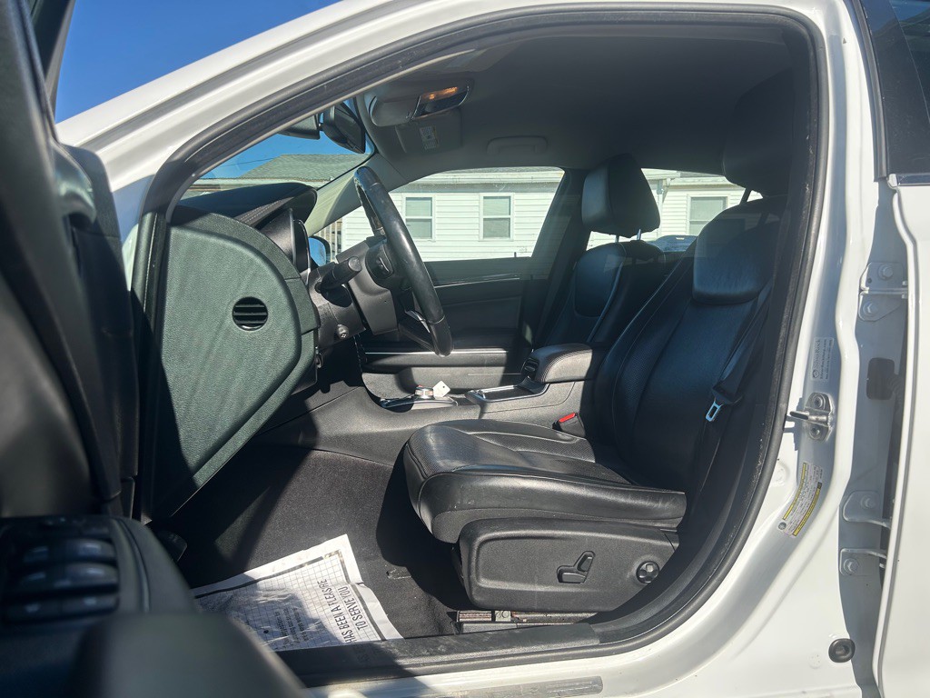 2018 Chrysler 300 Image 4