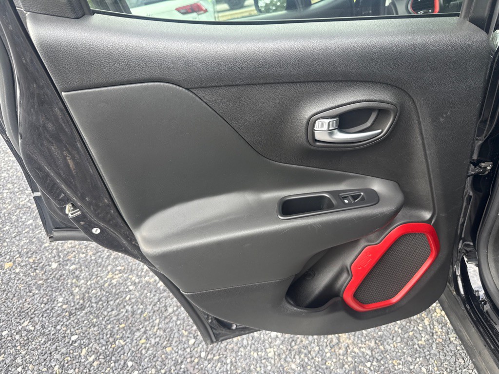2016 Jeep Renegade Image 13