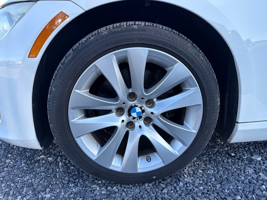 2011 BMW 3 Series Image 2