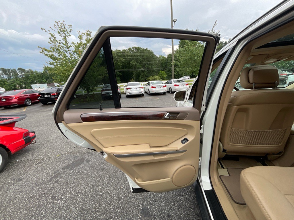 2010 Mercedes-Benz M-Class Image 45