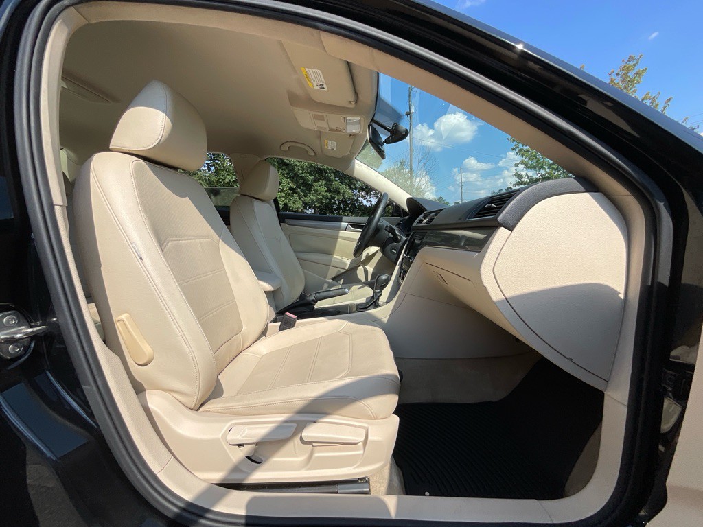 2015 Volkswagen Passat Image 17