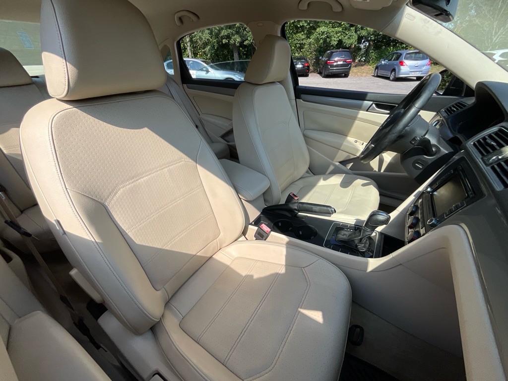 2015 Volkswagen Passat Image 19