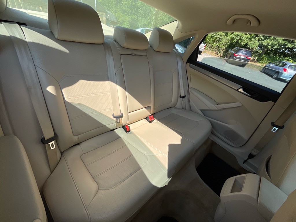 2015 Volkswagen Passat Image 32
