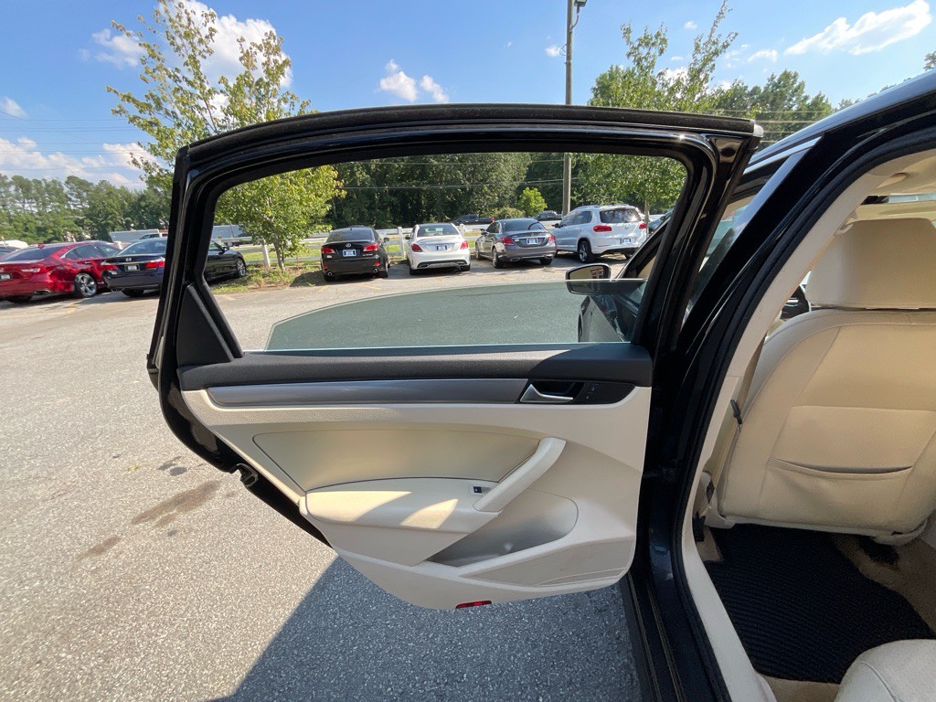 2015 Volkswagen Passat Image 40