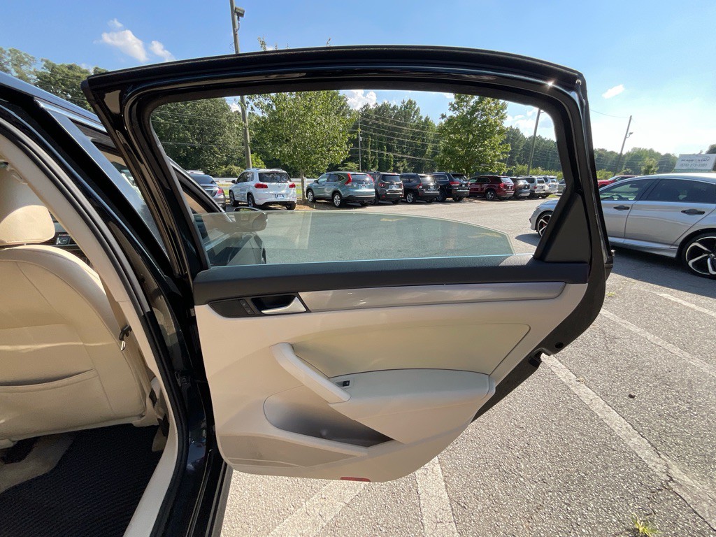 2015 Volkswagen Passat Image 42