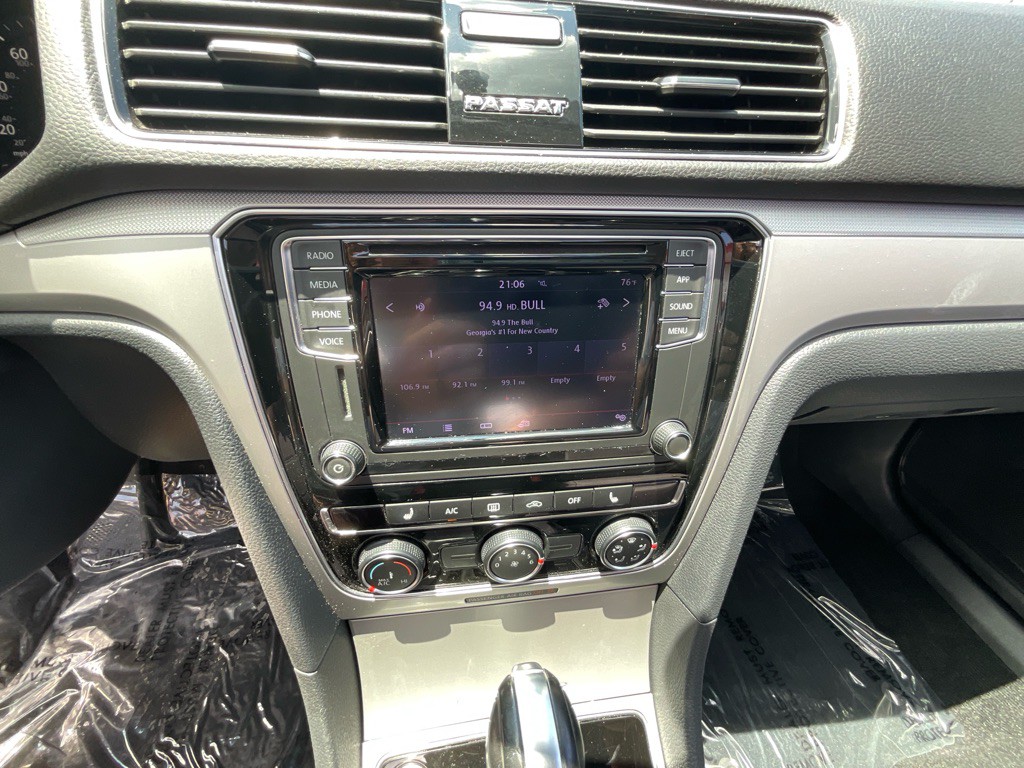 2019 Volkswagen Passat Image 17