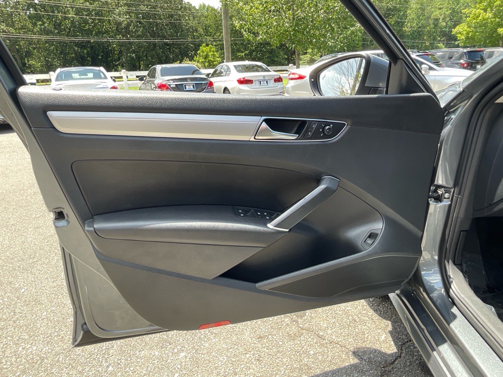 2019 Volkswagen Passat Image 36