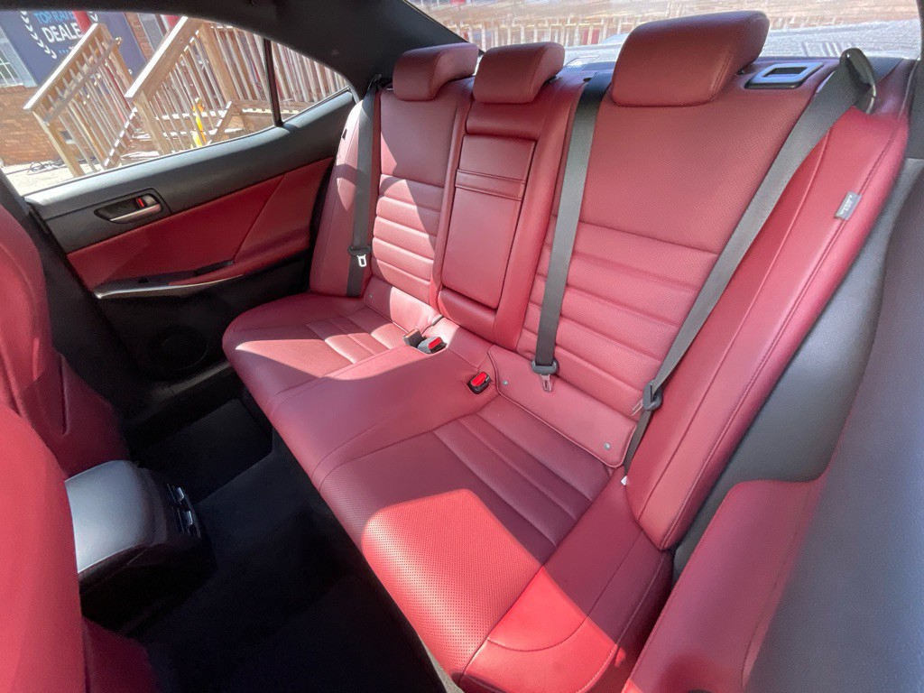 2017 Lexus IS 200t Image 30