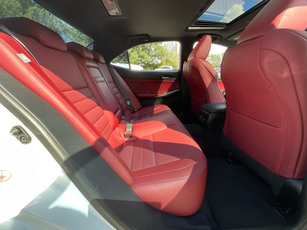 2017 Lexus IS 200t Image 31