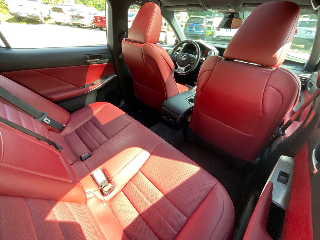 2017 Lexus IS 200t Image 32