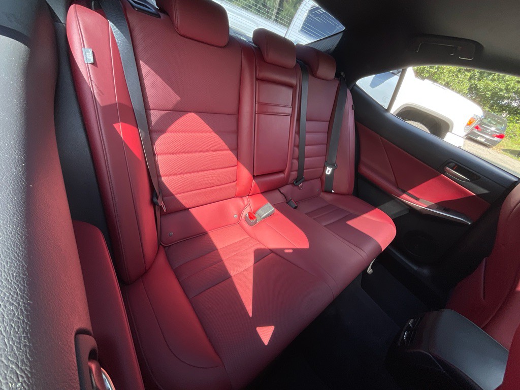 2017 Lexus IS 200t Image 33