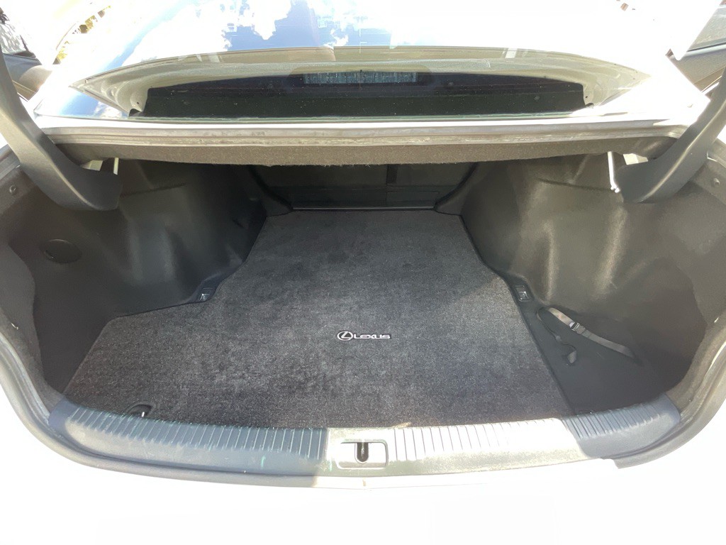 2017 Lexus IS 200t Image 38