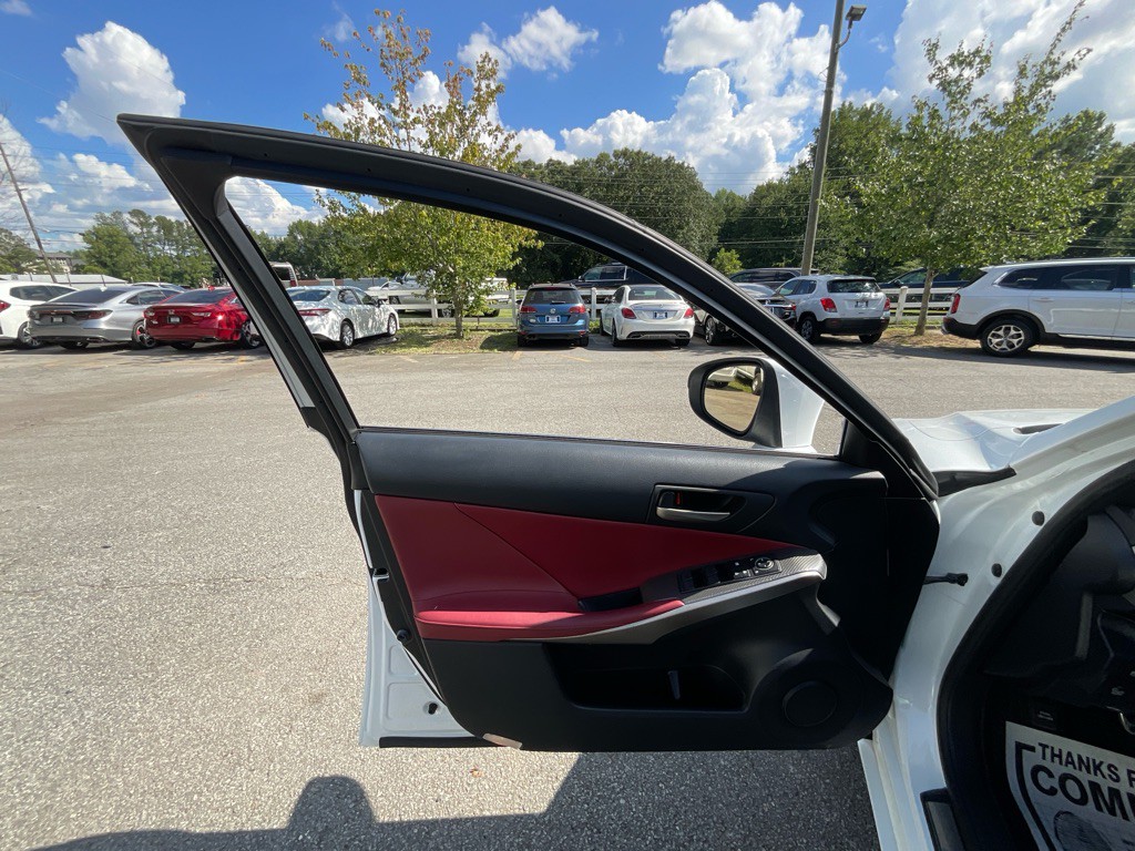 2017 Lexus IS 200t Image 39