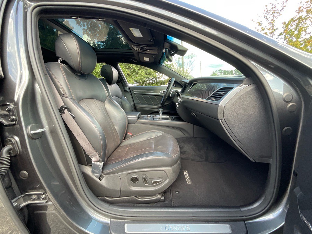 2018 Genesis G80 Image 16
