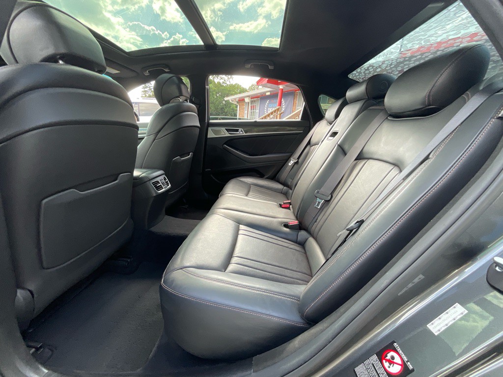 2018 Genesis G80 Image 28
