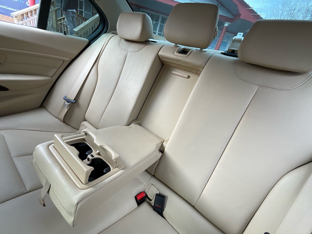 2015 BMW 3 Series Image 32