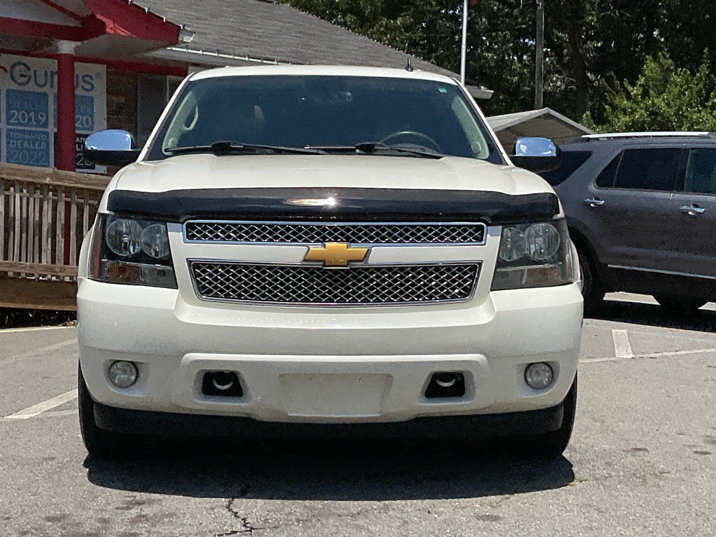 2014 Chevrolet Suburban Image 2