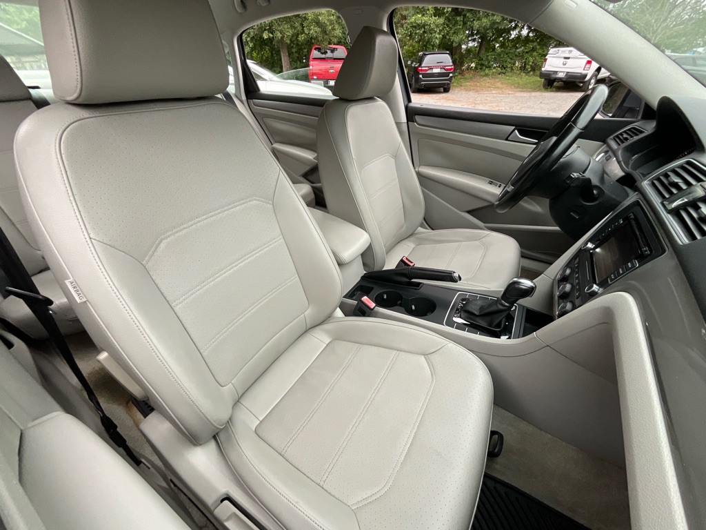 2015 Volkswagen Passat Image 17