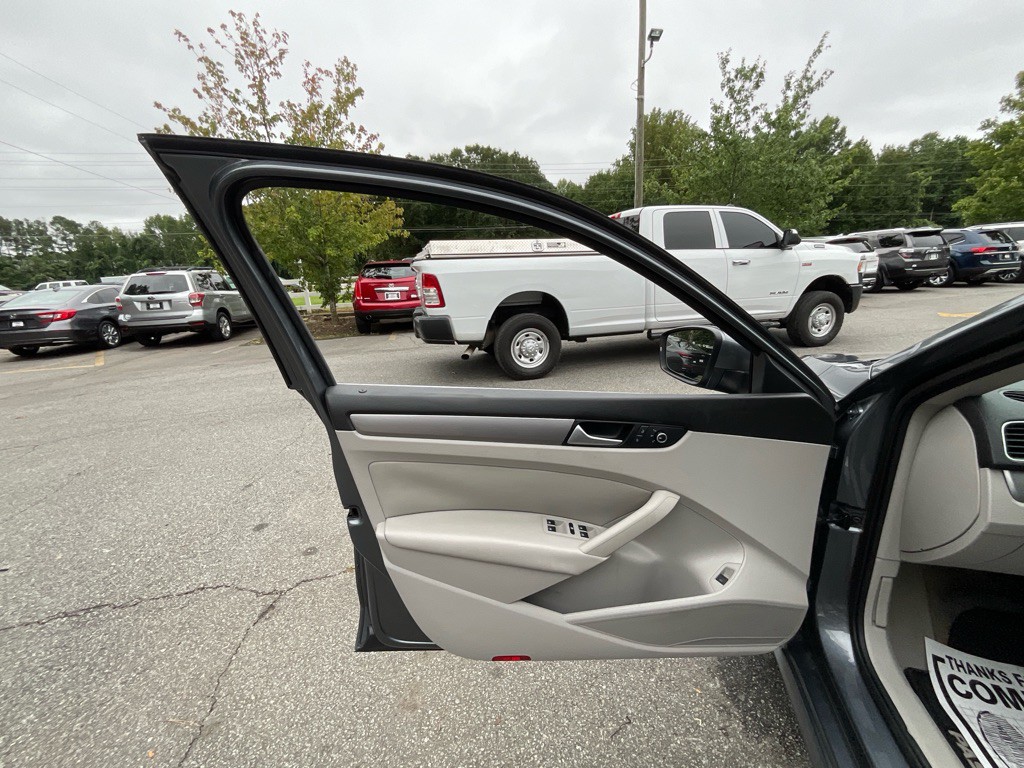 2015 Volkswagen Passat Image 35