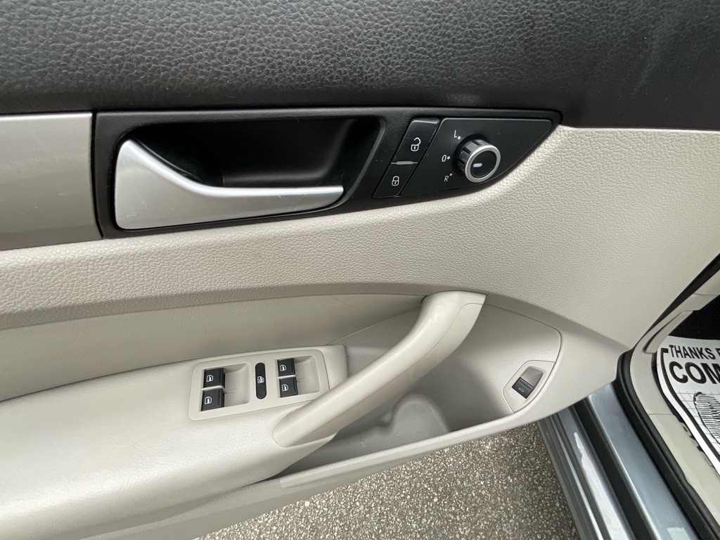 2015 Volkswagen Passat Image 36