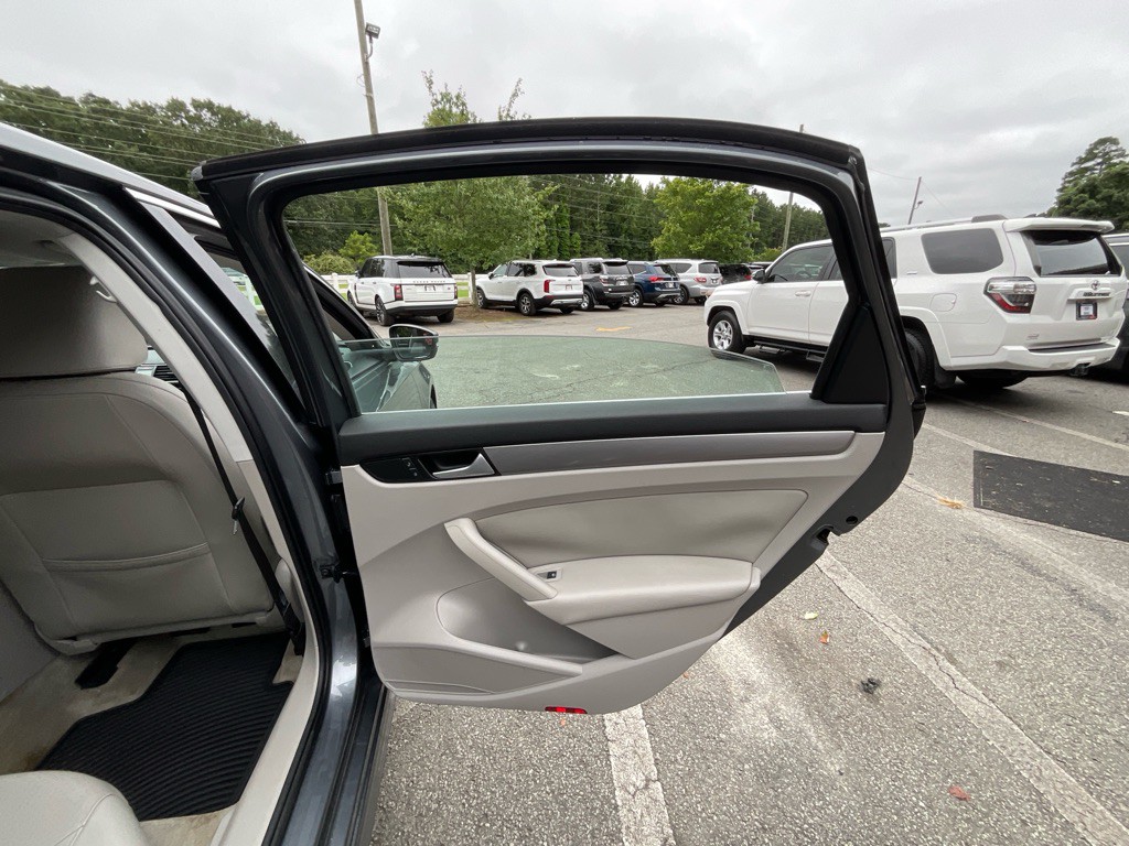 2015 Volkswagen Passat Image 40