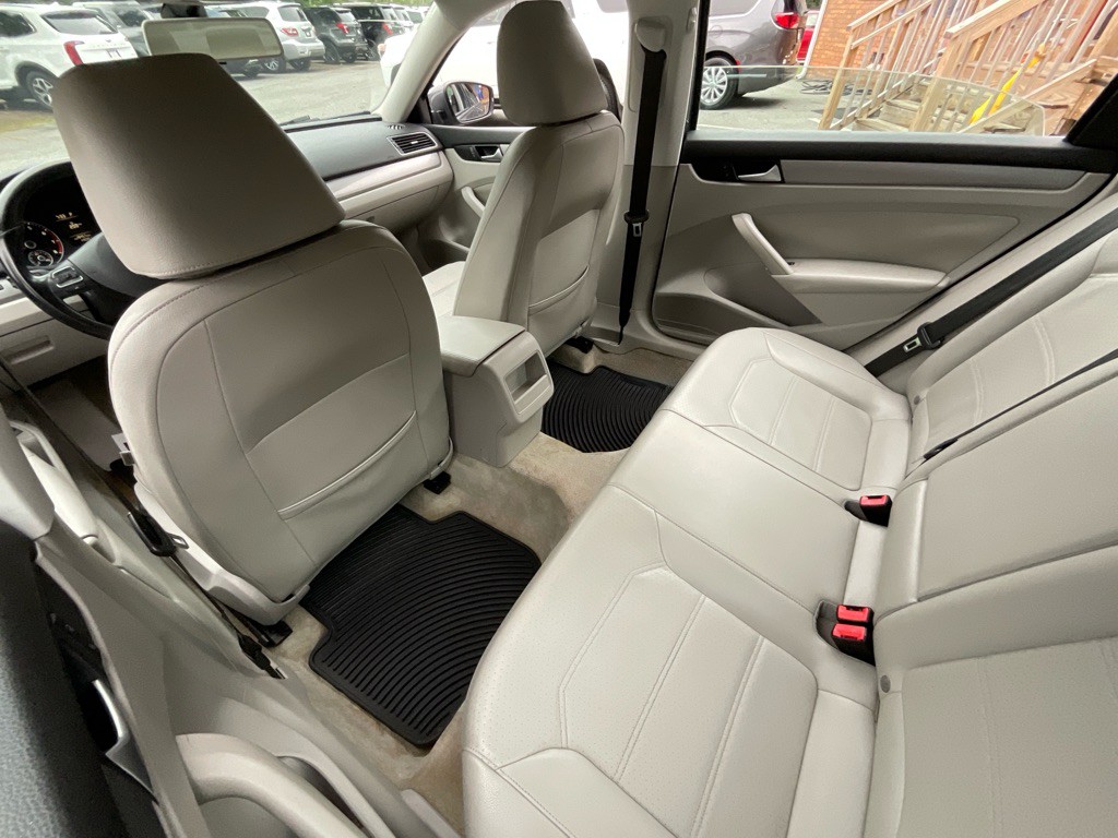 2015 Volkswagen Passat Image 26