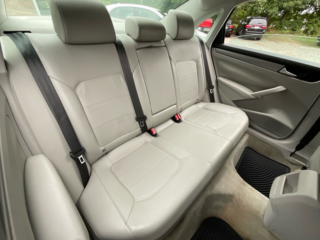 2015 Volkswagen Passat Image 30