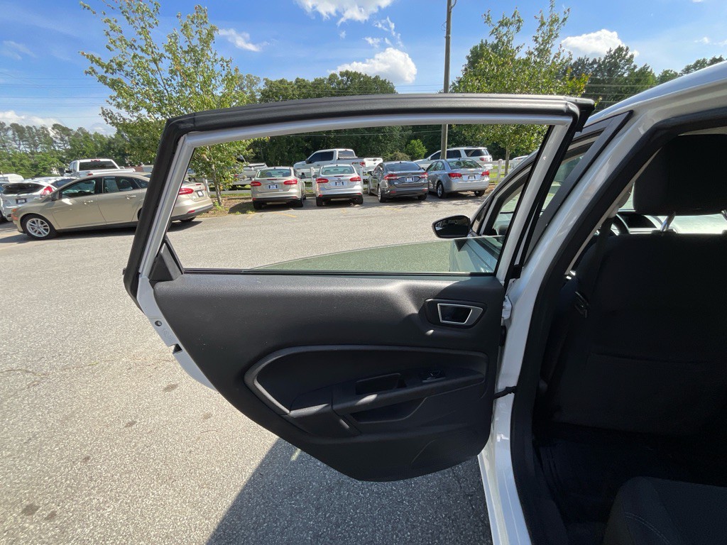 2016 Ford Fiesta Image 38