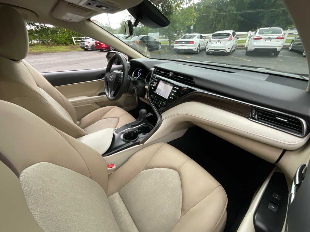 2019 Toyota Camry Image 18