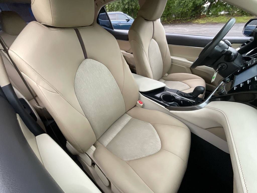 2019 Toyota Camry Image 19