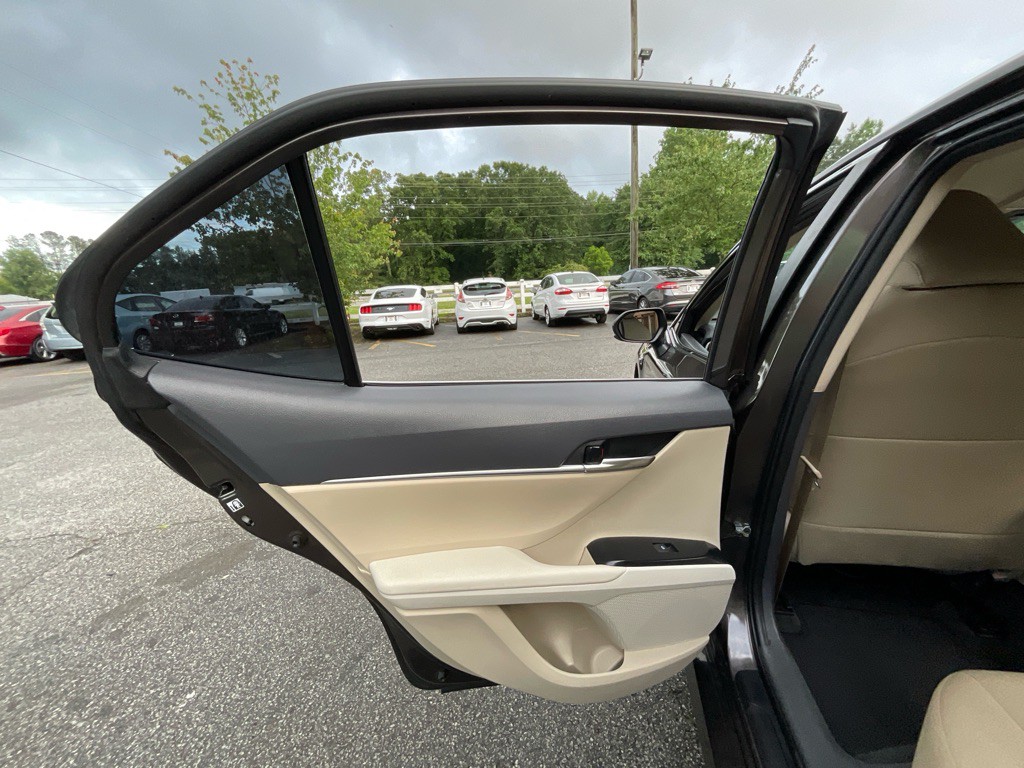 2019 Toyota Camry Image 40