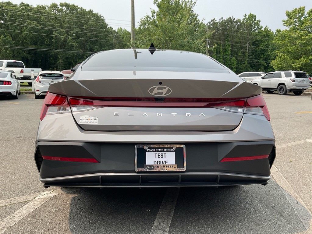 2024 Hyundai Elantra Image 6