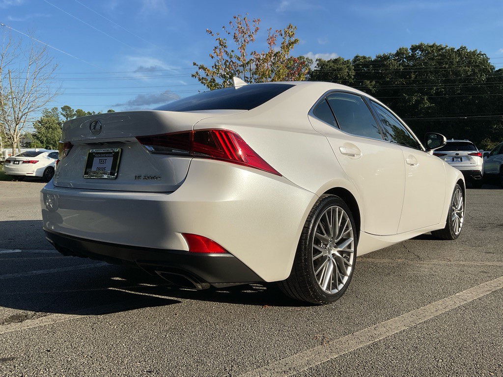 2017 Lexus IS 200t Image 5