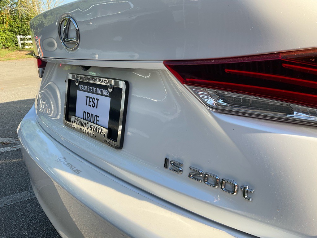 2017 Lexus IS 200t Image 9