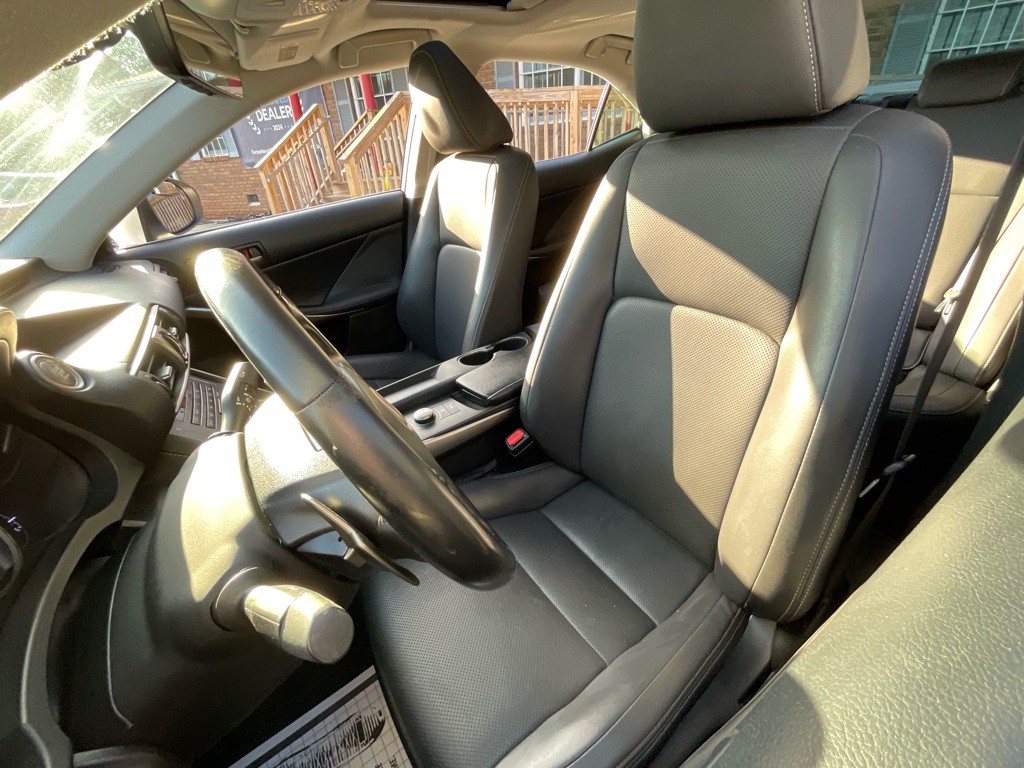 2017 Lexus IS 200t Image 15