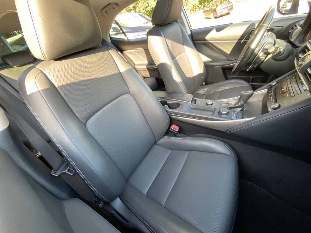 2017 Lexus IS 200t Image 18