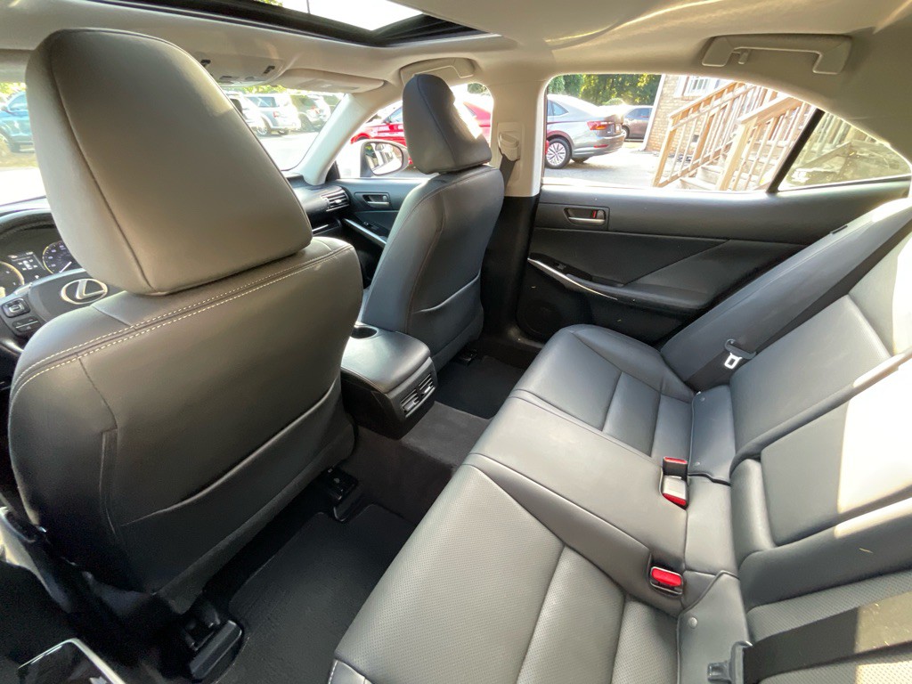 2017 Lexus IS 200t Image 27