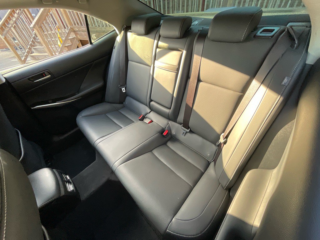 2017 Lexus IS 200t Image 28